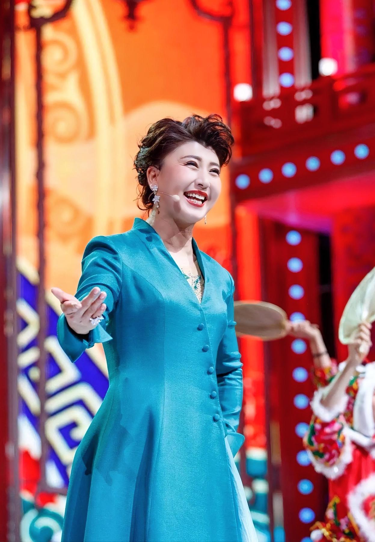 闫学晶这波操作真是让人惊掉下巴！自曝200万辽视春晚出场费，热度飙升后却被辽宁卫