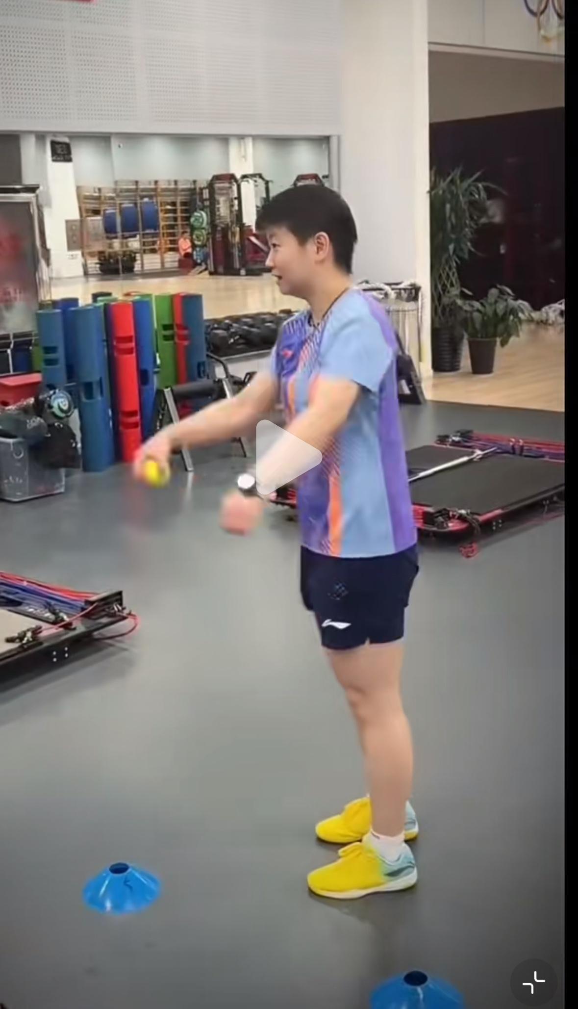 孙颖莎大年初一体能训练中——紫色莎莎最后那套小连招真帅呀！国乒队员大年初一已经