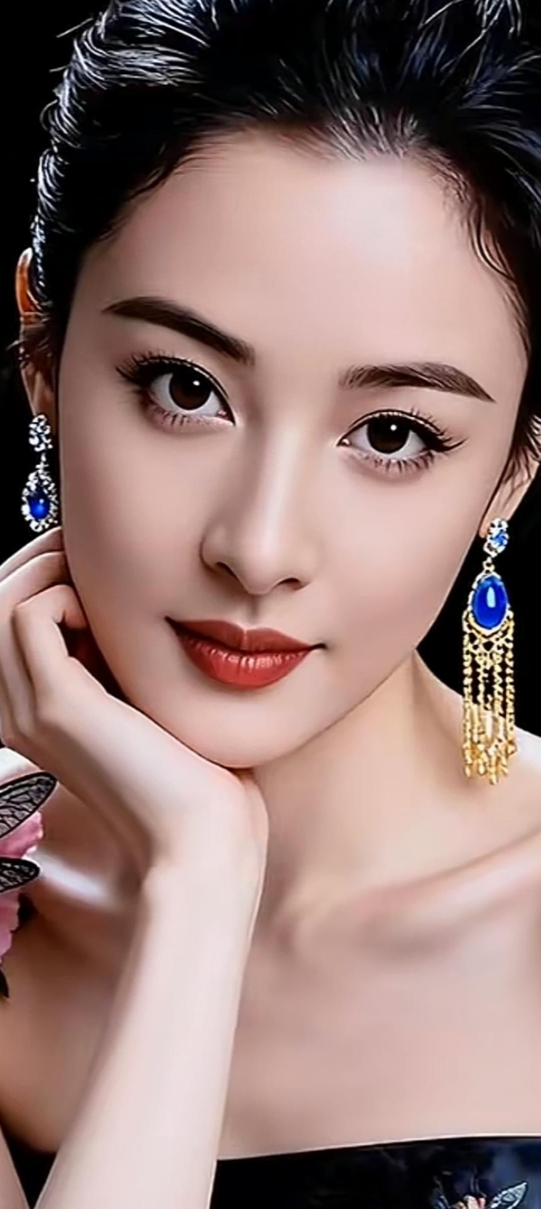 优雅黑发，蓝宝石耳坠，红唇诱惑，气质满分！💄✨