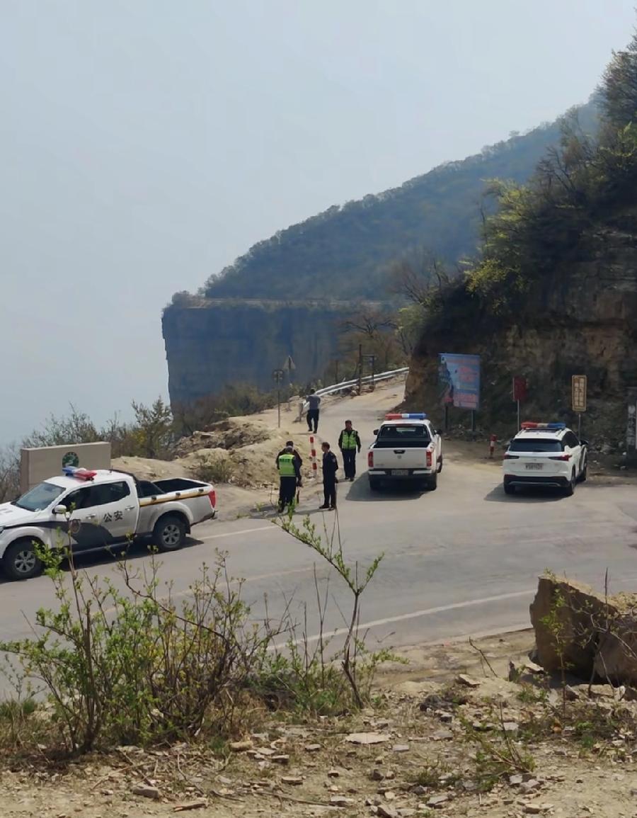南太行面包车坠崖事发道路，当地网友现场实拍，从远处看断崖确实吓人，路在悬崖上，其