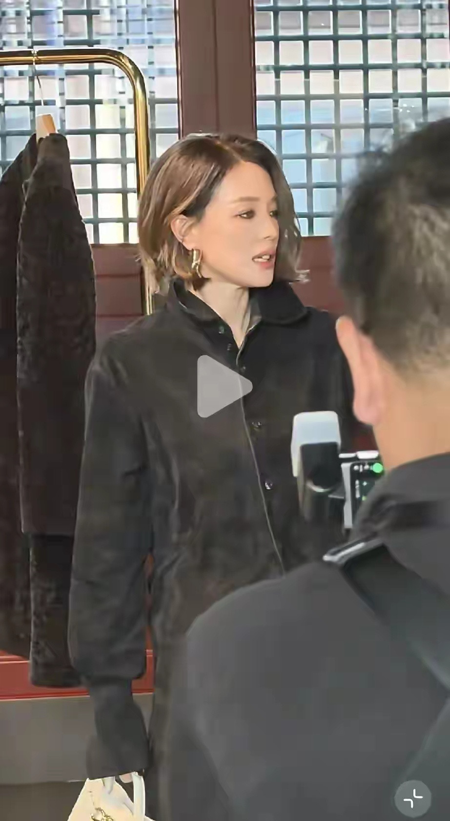 舒淇现身北京，妆容精致仍难掩老态，剪短发太失败，像广场舞大妈