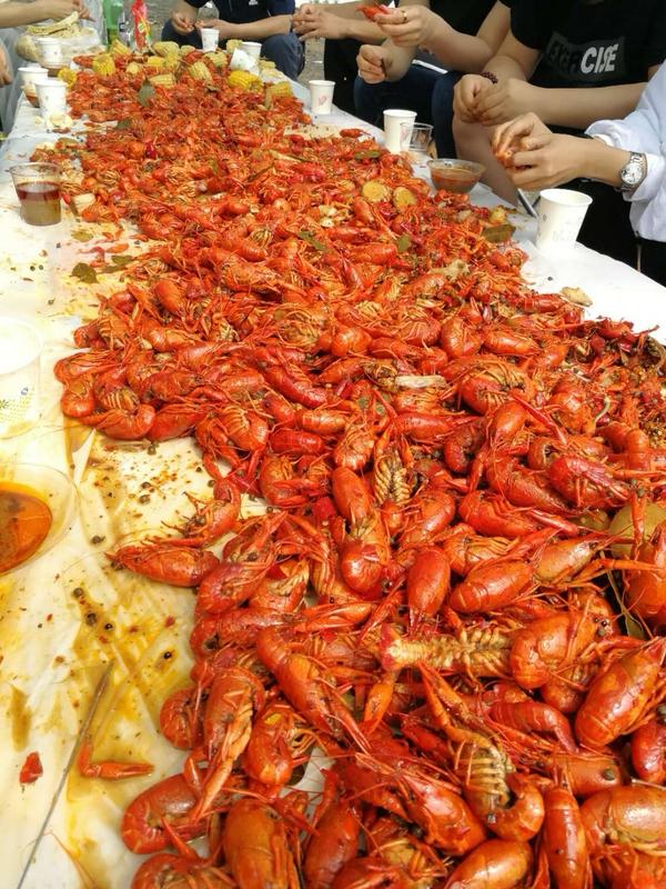 新疆乌鲁木齐自助餐惊现“吃货团”打包偷食，背后隐藏的深层问题引发热议！近日，