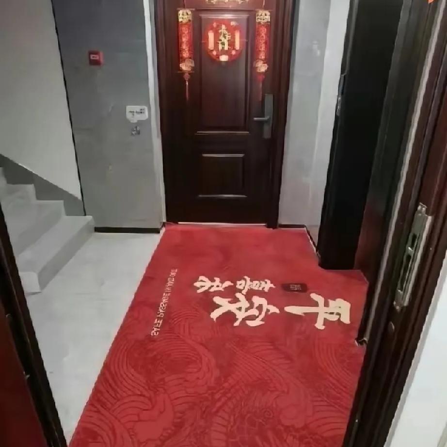 楼道里这块大地垫，把整层人都难住了！新搬来一户邻居，刚入住没两天，一件小事就搅得