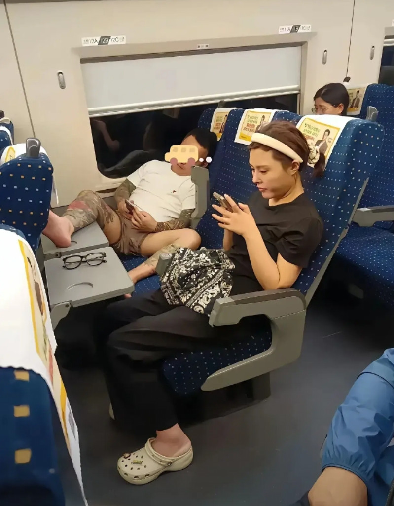 只能说纹身的不一定是坏人，但好人一定不纹身