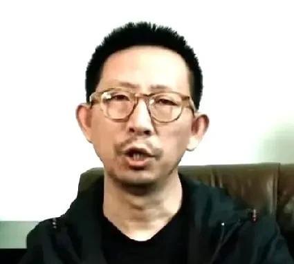 华晨宇，粉丝集体炸锅！近日，华晨宇粉丝集体炸锅了！原因是华晨宇在最新一期的音乐