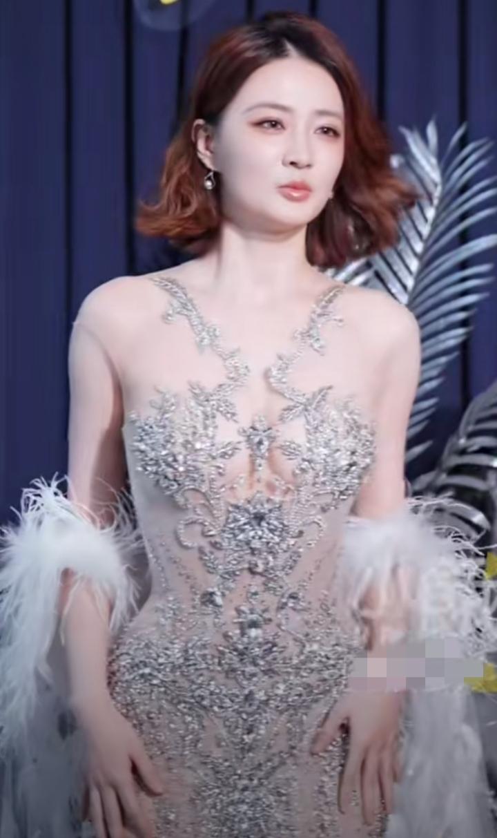 徐璐这身材太美啦！一袭白色亮钻礼裙亮相，真的美到挪不开眼！看一万遍都看不够！