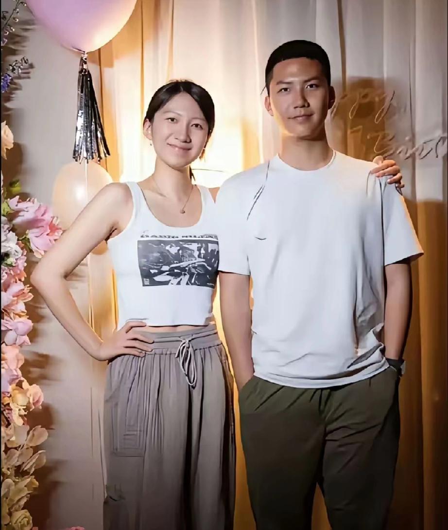 胡军儿女近照曝光！儿子帅到犯规，却坚决不进娱乐圈胡军一双儿女近照引