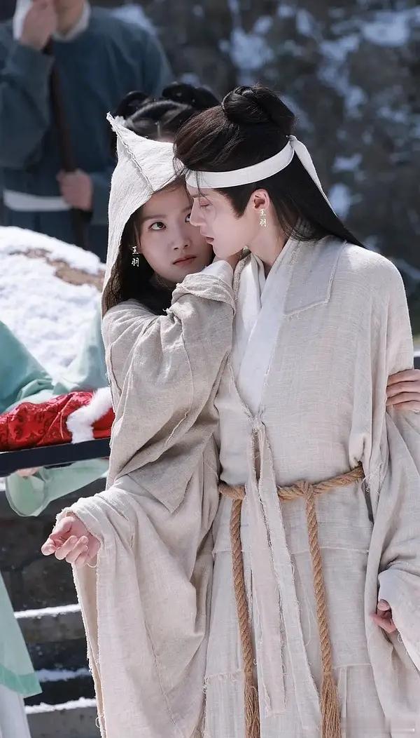 卢昱晓怎么又回去了，感觉又被她的精修给骗了