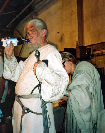 《指环王》中甘道夫的扮演者伊恩·麦克莱恩在片场喝水的一张照片