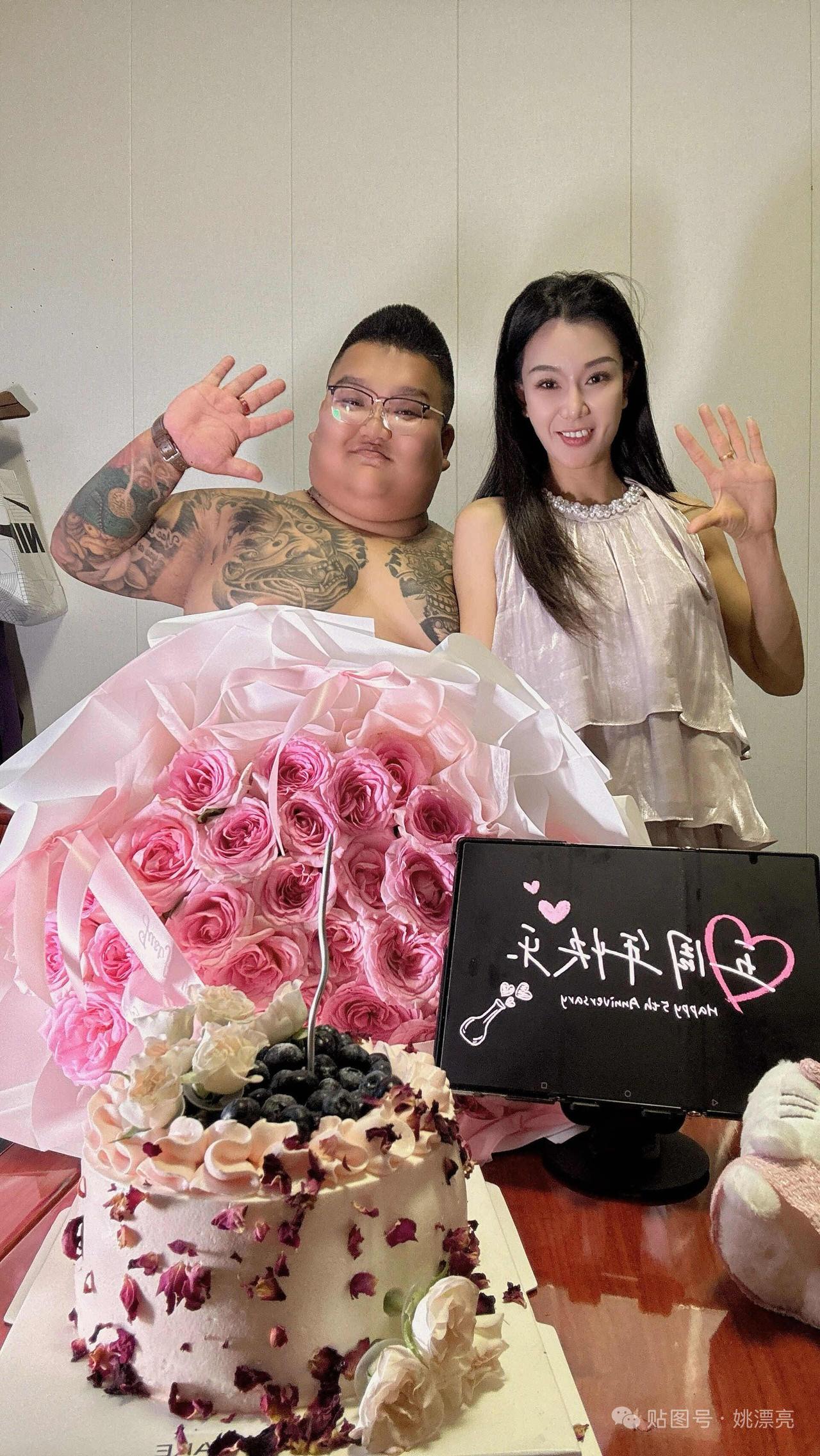 她说，只是单纯因为爱情所以爱上了大哥不过，我总感觉大哥有点“财大器粗”吧