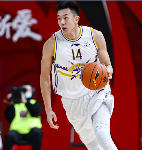 王少杰:在广东打球非常开心，每逢佳节俱乐部都为球员准备了一份礼物，非常有意义。