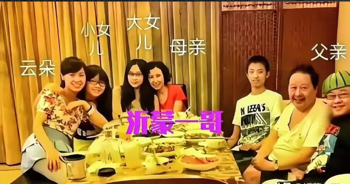 误区谢春芳与刀郎的关系，其实，大众认知有本质的误区！谢春芳是刀郎的徒弟，徒弟与