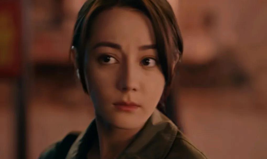 《利剑玫瑰》省厅警察邓妍（迪丽热巴）在路边就被一个小女孩叫住了，女孩说自己不敢独