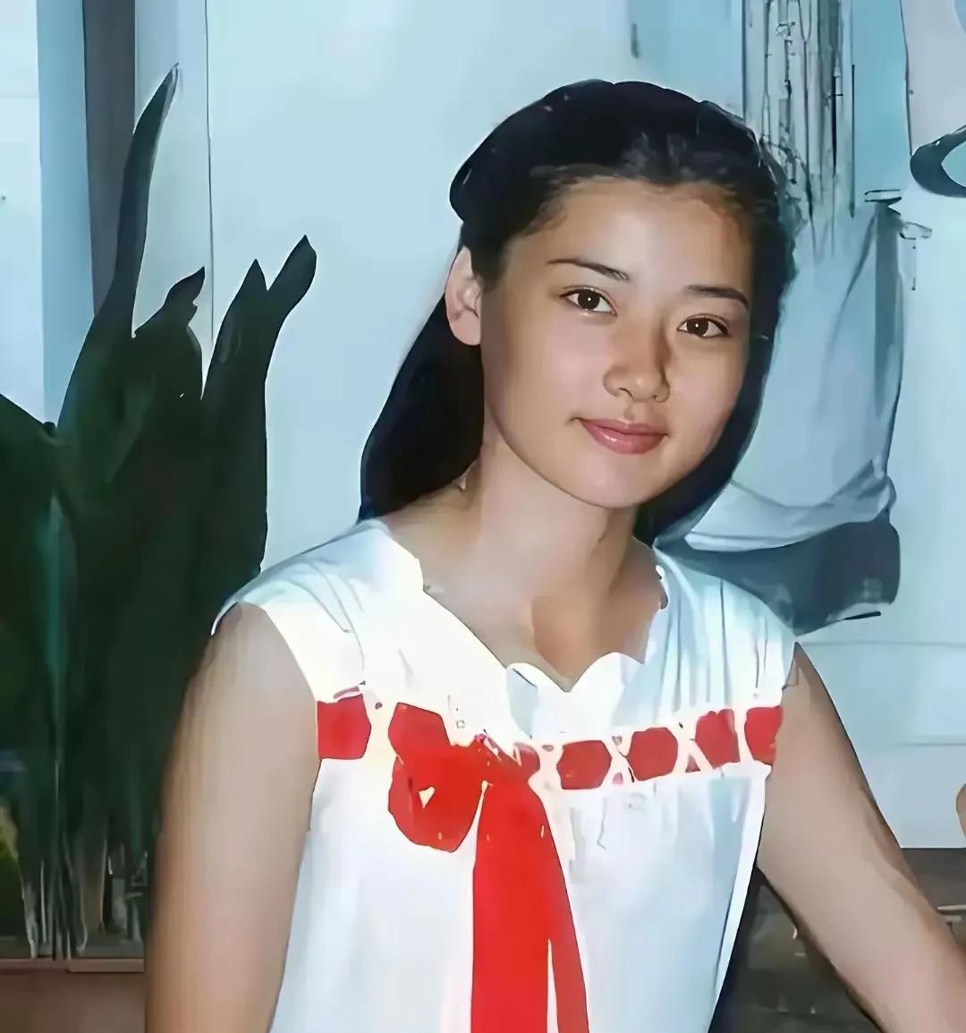 何赛飞是一位气质美貌并存的演员！年轻时候的她，清秀明媚，气质不凡！老了的何赛