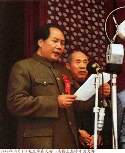 毛主席功盖山河，恩泽九洲，如日月之灿烂，如珠峰之巍巍，如长江黄河之浩瀚而奔流不息