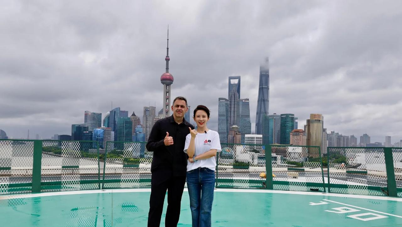 矜持严肃：火箭与九球天后潘晓婷合影。“为老不尊”：火箭与新科世锦赛冠军赵心童合