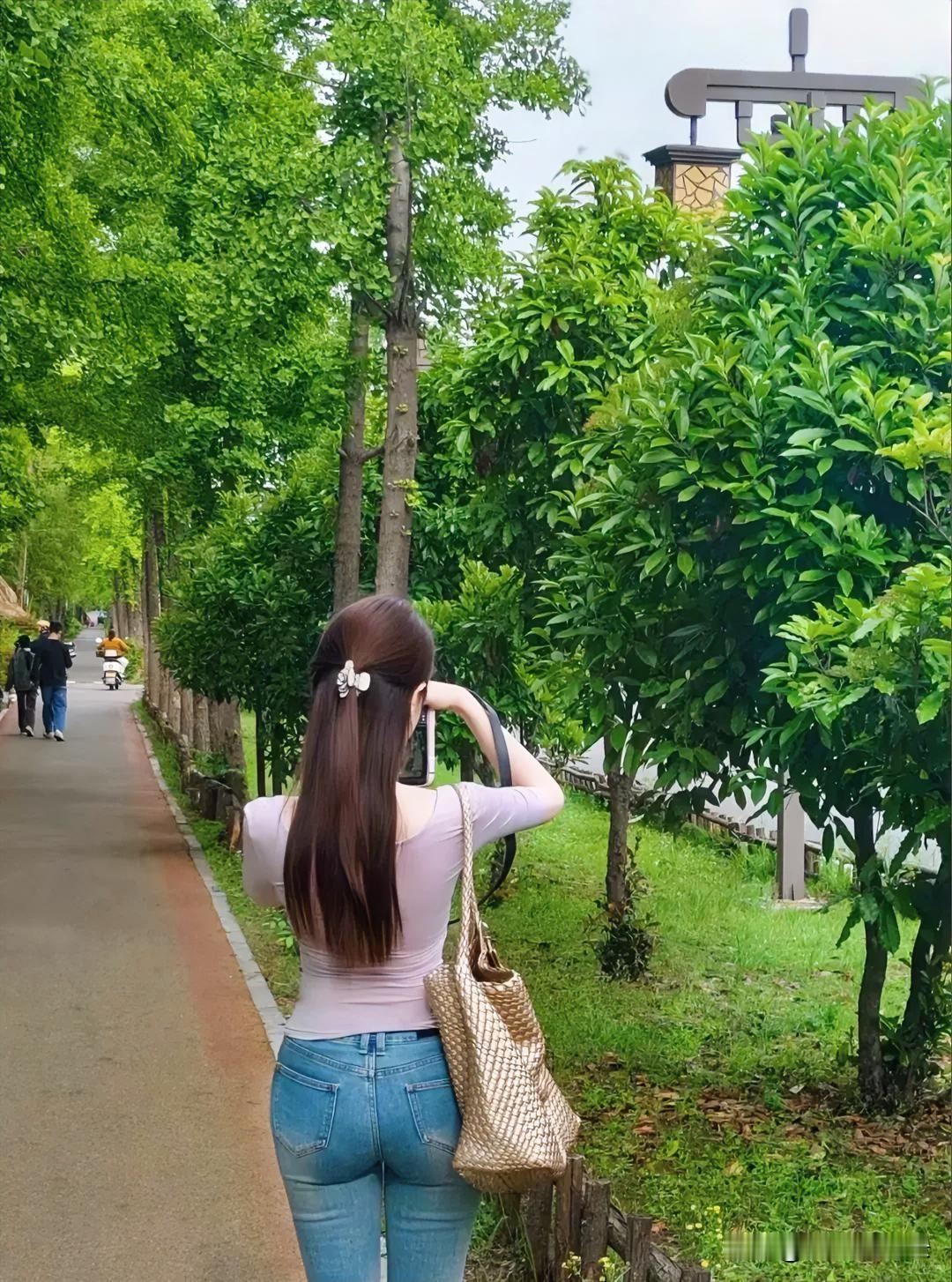 成年人的坚强，不是不哭，不是不累，不是不委屈，而是——明明心里溃不成军，脸上依旧