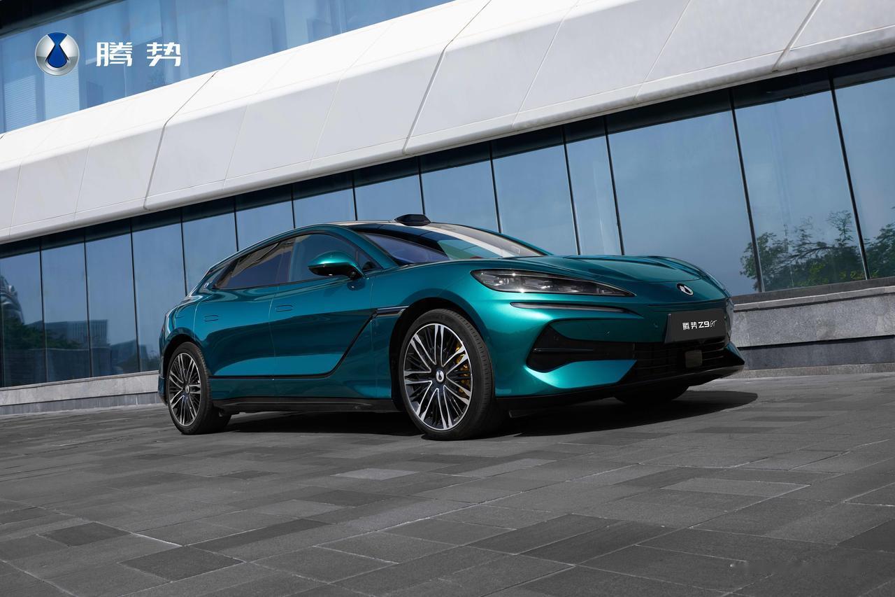 全新腾势Z9GT官图首发峡湾绿外饰+熔岩红内饰单电机版本最大功率370