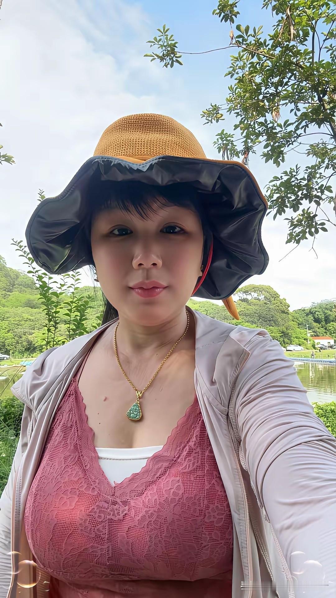 现在的女人都活通透了也不努力了每天得过且过只要有一份能养活自己的工作就非