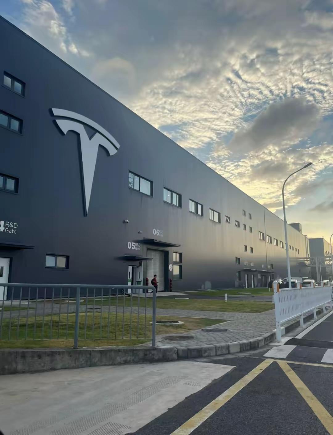 一个女生，连续给特斯拉投简历，投了三年。今年收到录用通知的时候，激动得像个孩子