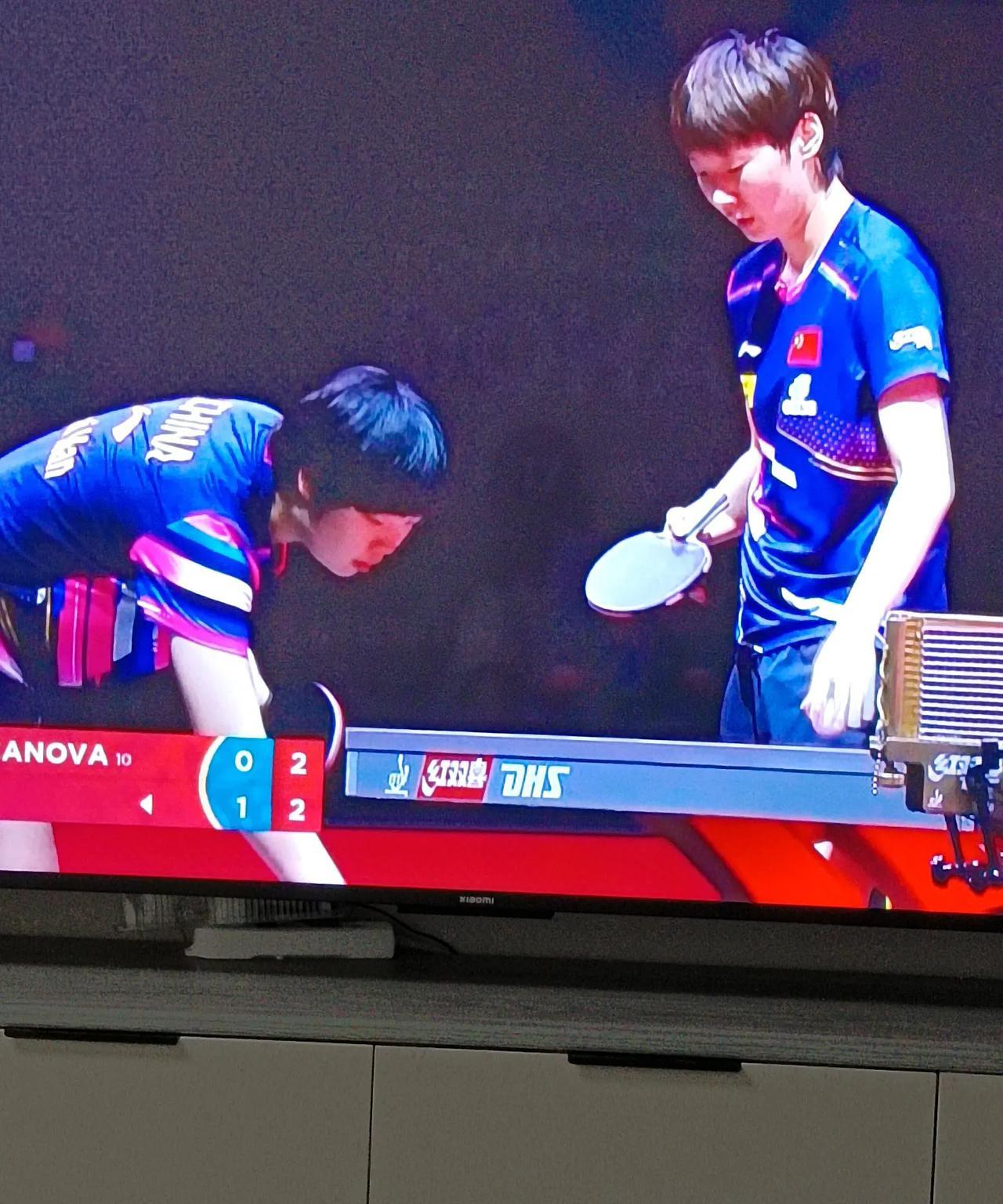 两曼组合3:0战胜跨协会组合，勇夺女双冠军。第一局开局，王曼昱蒯曼不占优势，双