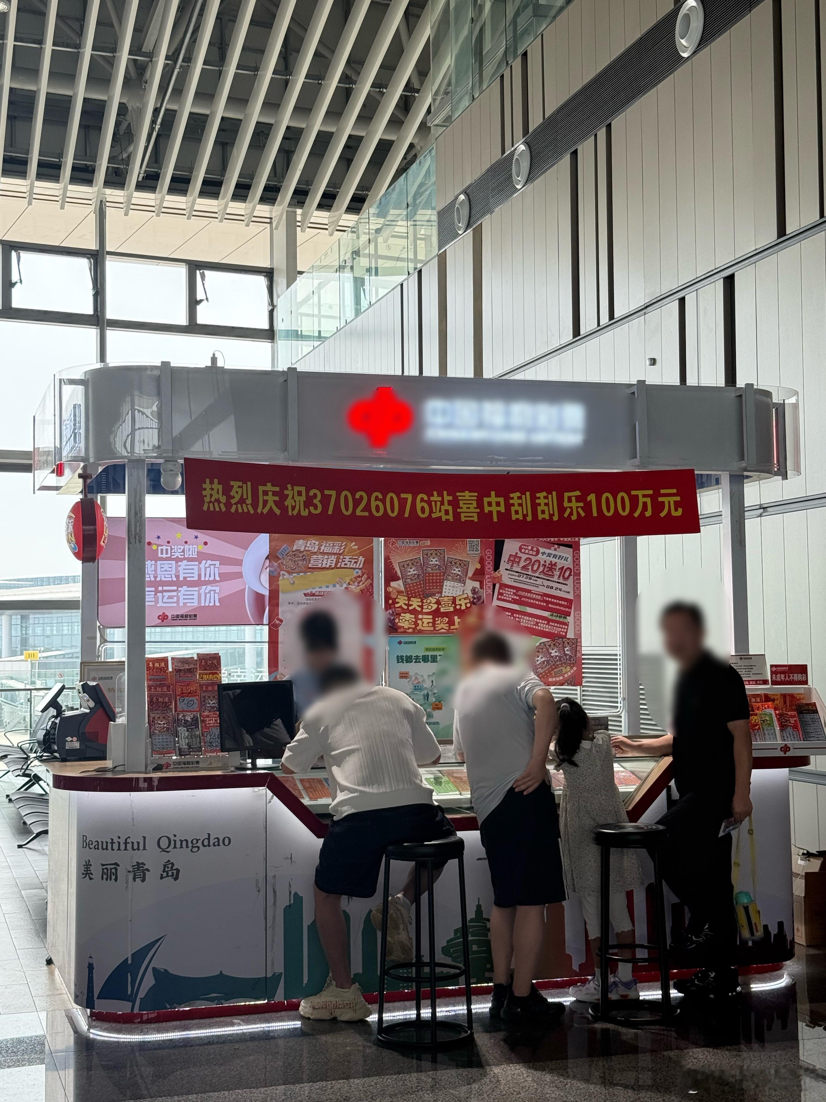 女子为避雨进彩票店顺手刮中100万这也太戏剧性了！经常会有这种新闻给人营造一种很