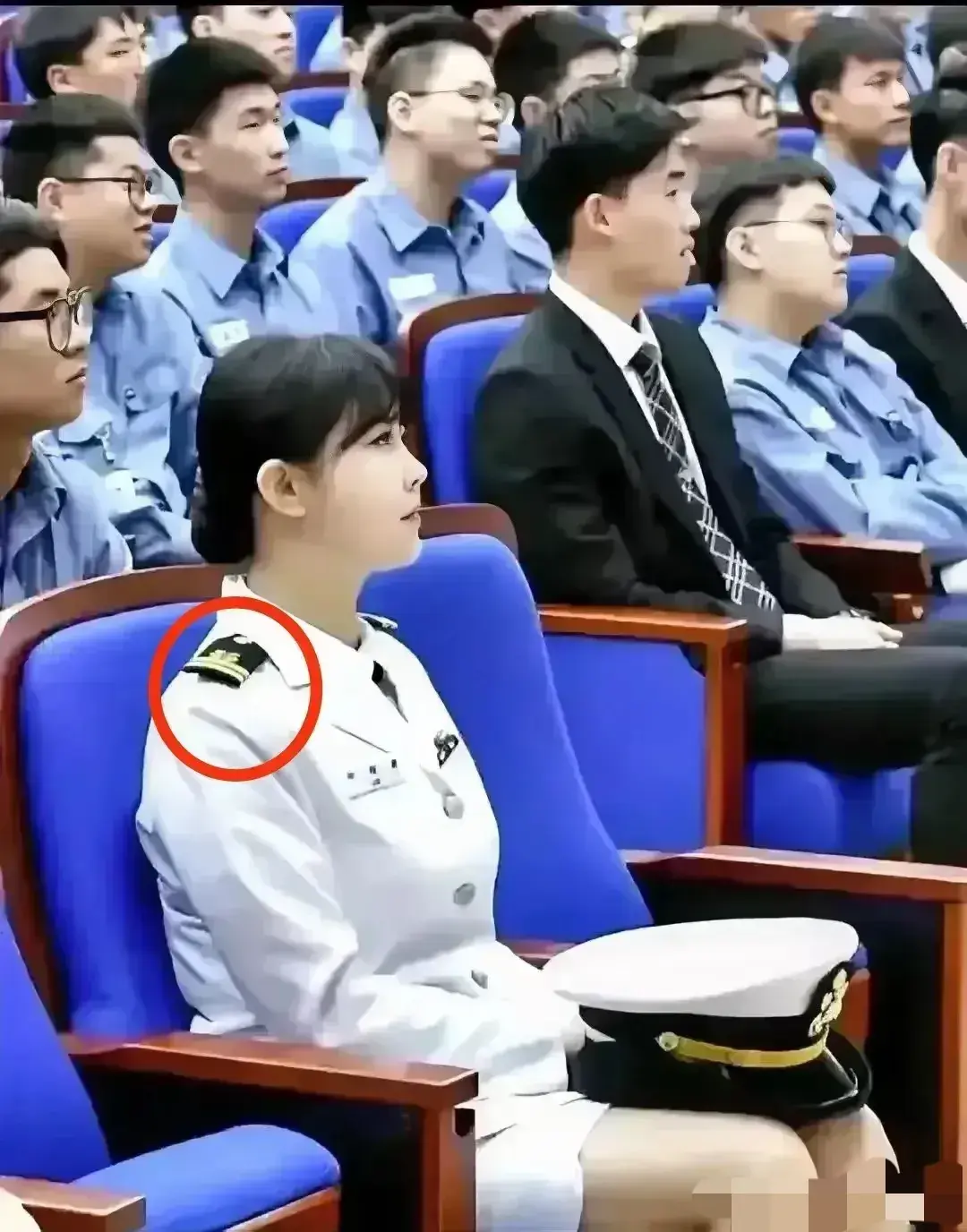 这位女士是什么军衔？？？