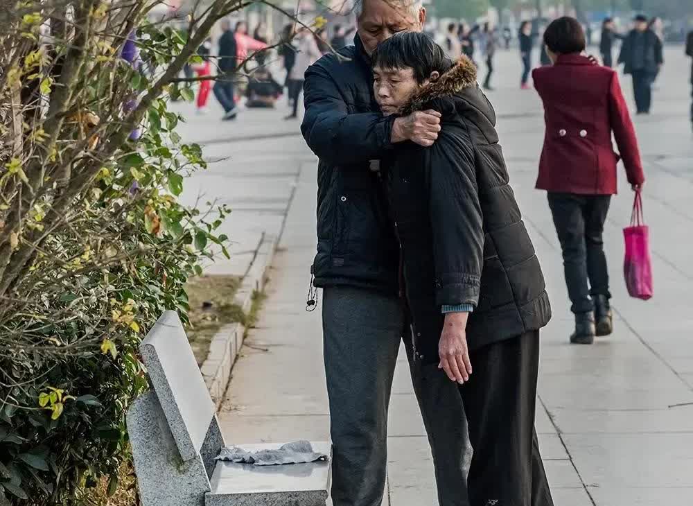 邻居老王是从中学校长的位置上退休的，每月退休金八千多，现在跟着儿子在县城居住。老