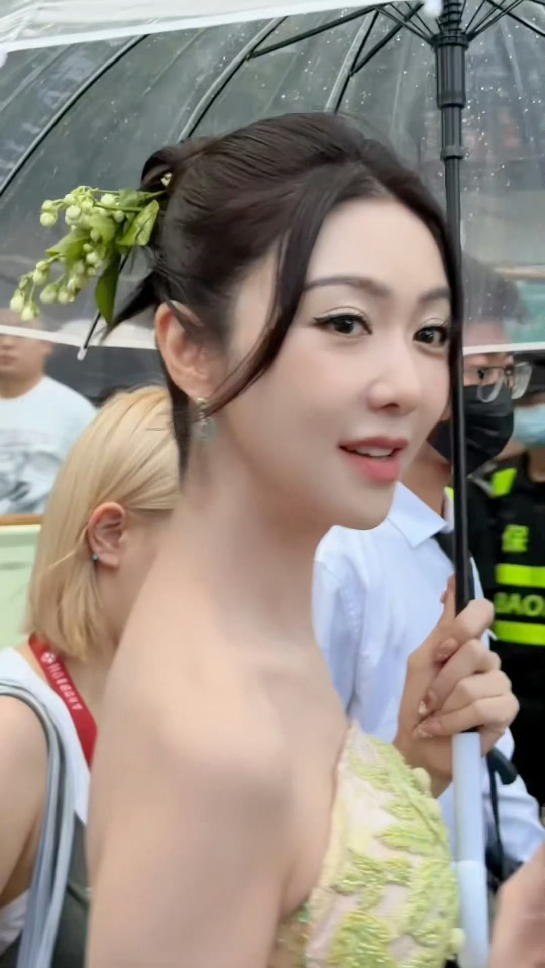 端午苏州偶遇薛凯琪谁运气这么好在端午苏州碰到薛凯琪了，还帮忙在额间点了端午花钿，
