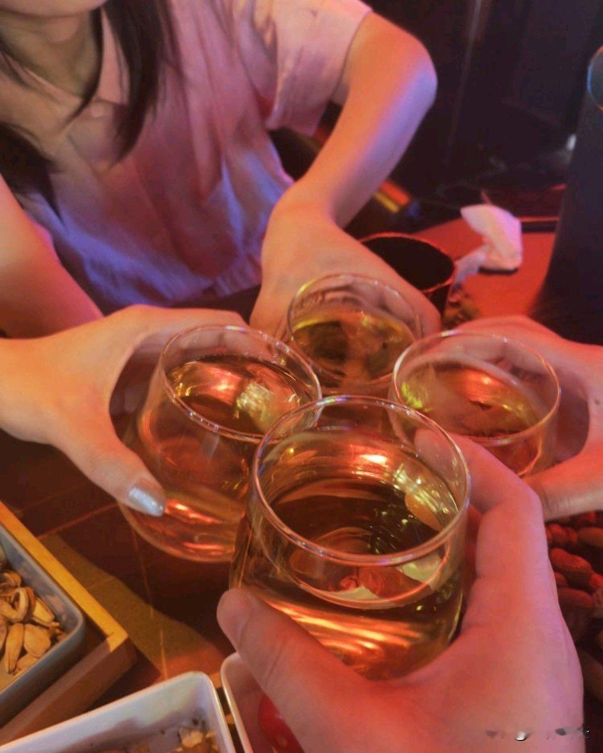 宁夏中卫，女子约朋友出去吃米线，吃完后又找了家酒吧喝酒唱歌，期间，为了热闹，女子