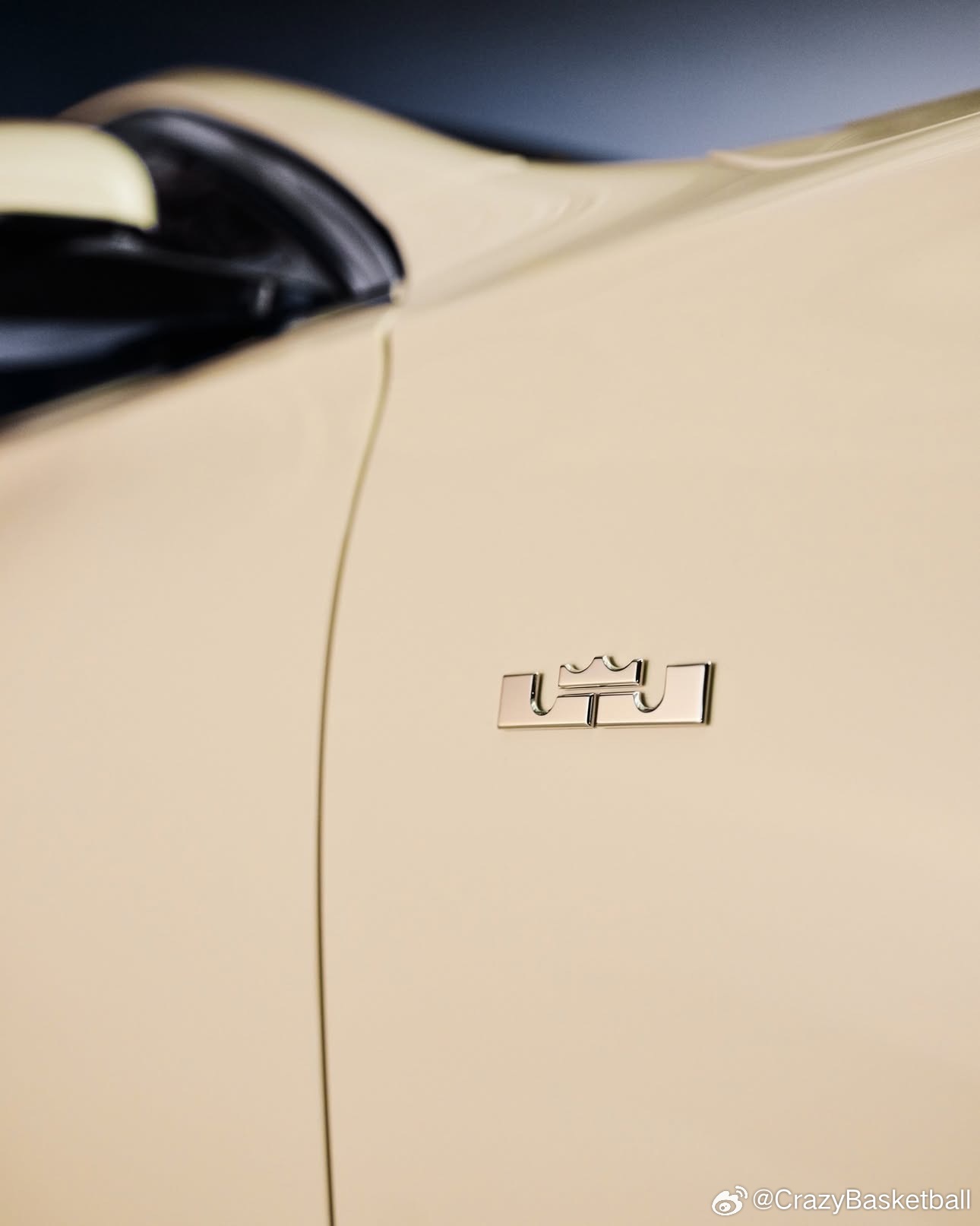 詹姆斯自己花钱在迈巴赫定制的车，被说成了车是迈巴赫送的