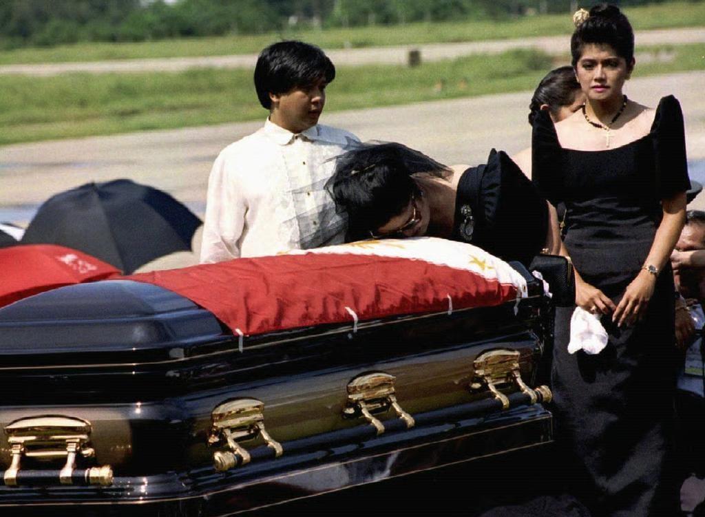 至亲反目！菲律宾参议员指控总统弟弟吸毒，第一家族内讧撕裂政坛60万人面前，亲