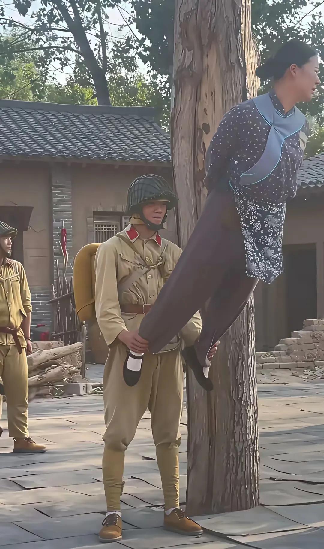 原来影视剧中把人吊在树上是这样拍摄的，底下还需要一个演员用手把住被吊人的双脚，不