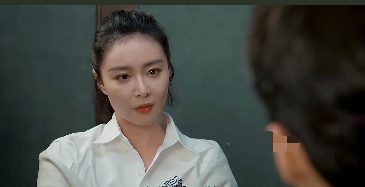 再忍忍就好了！虽然演技不怎么在线，吃相有些难看，但是抓流量的脑子还是有的。3