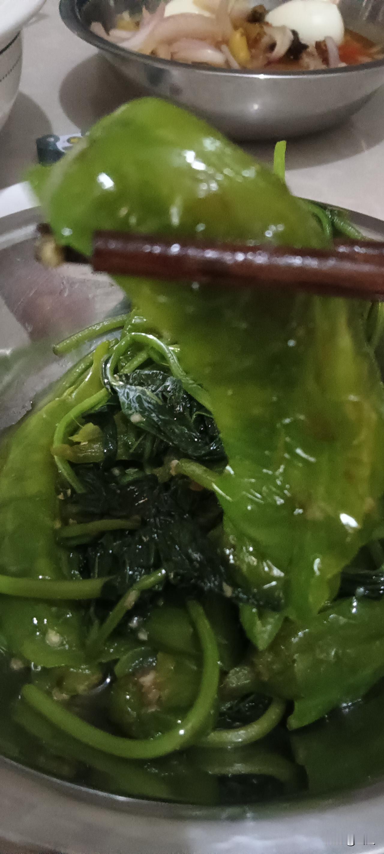 入口是辣椒的鲜辣裹着菜叶的清甜，脆嫩不塞牙，每一口都是菜园里的清爽，辣得开胃、鲜