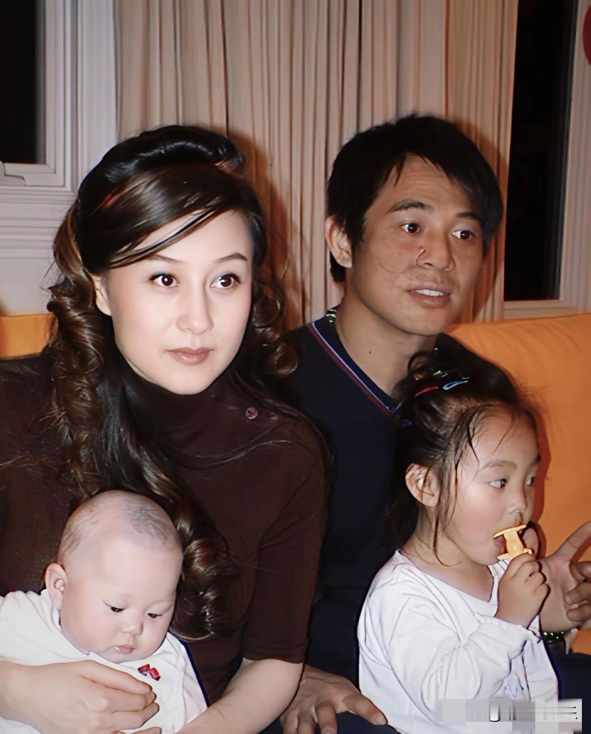 那时候的利智是真漂亮，难怪李连杰为了她不惜背上骂名，生了两个女儿的利智依然明