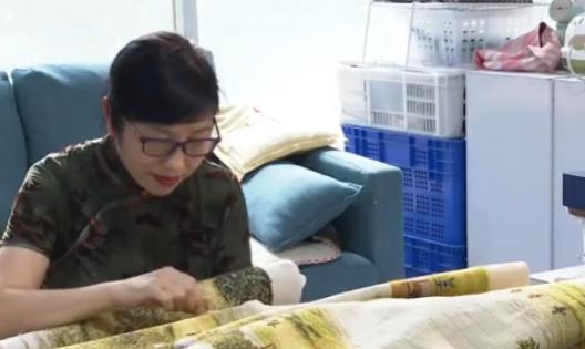“太有毅力了！”重庆，一女子下班闲得慌，为了打发时间，她不刷手机，不看电视，竟然