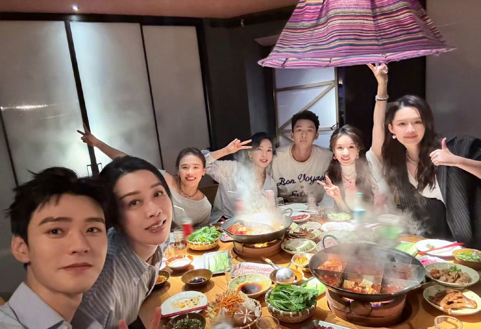 花少聚餐吃火锅花少7聚餐合照8月28日，发文晒花少7聚餐吃火锅合照！网友：“隔