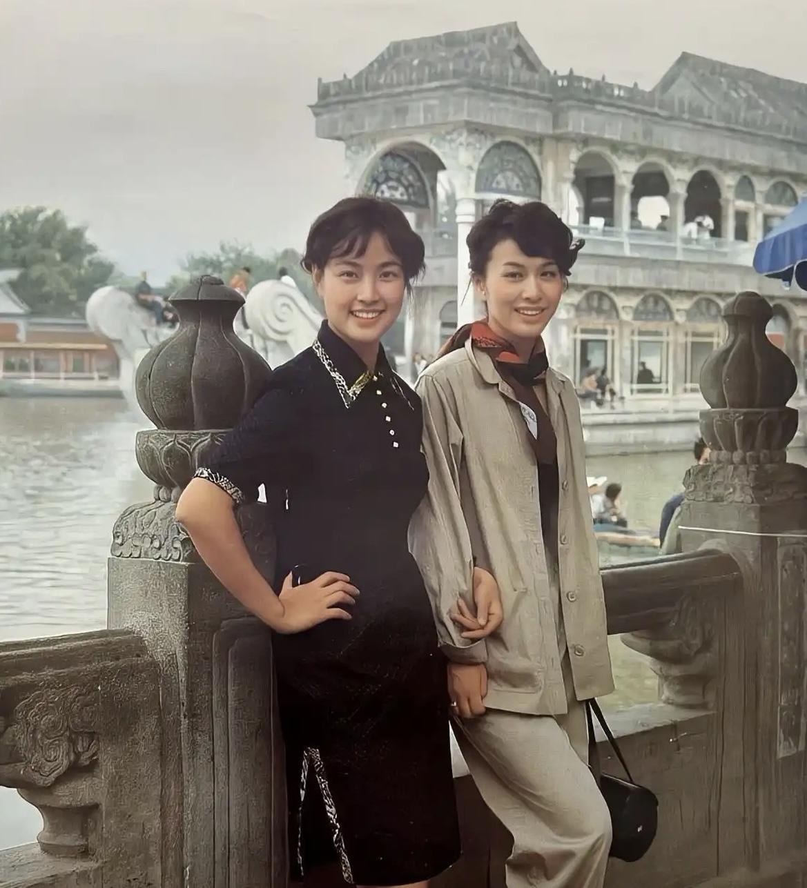 1979年，刘晓庆与栗原小卷在北京颐和园昆明湖畔的石舫旁，拍下了这张合影。当