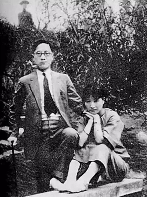 徐志摩借住胡适家时，有一次去逛了青楼，半夜才回去。他蹑手蹑脚回房间，生怕被胡适发
