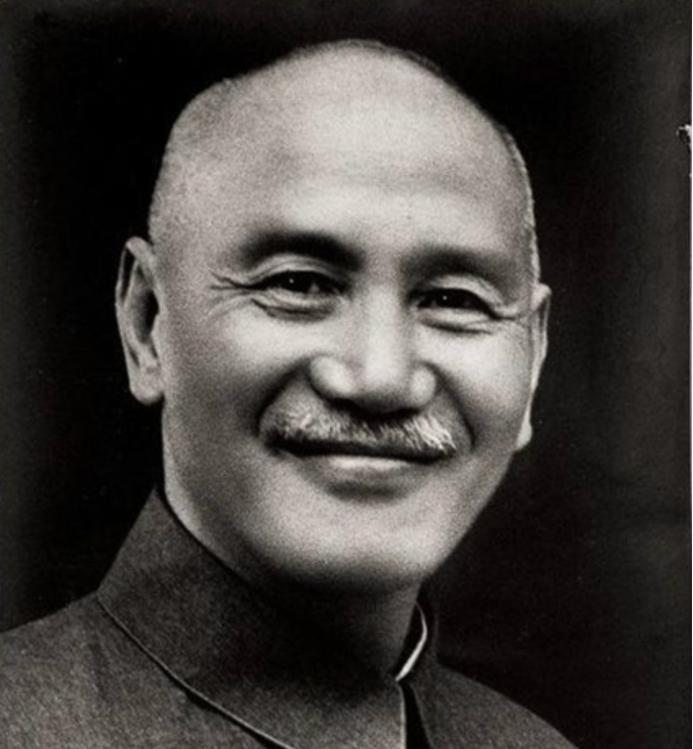 1996年，李登辉上台后撤掉蒋氏父子的陵墓守卫，并且让人大肆破坏蒋介石的