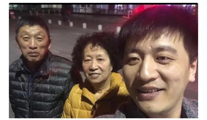 张雪峰去世，最可怜的不是他的女儿，而是他的母亲，张雪峰的女儿张姩菡今年11岁，