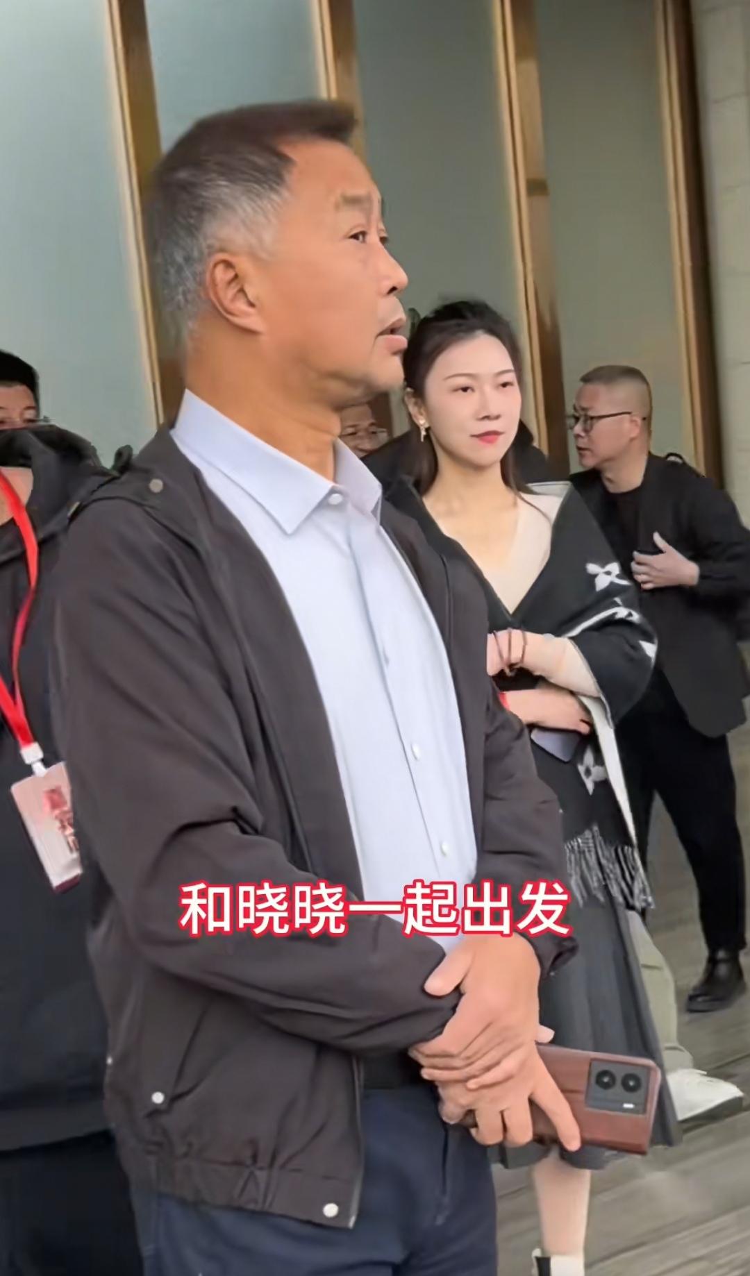 11月19日，南京晓晓陪同博学流浪汉沈巍到达仙游，晓晓和沈巍都换了一身新造型，身