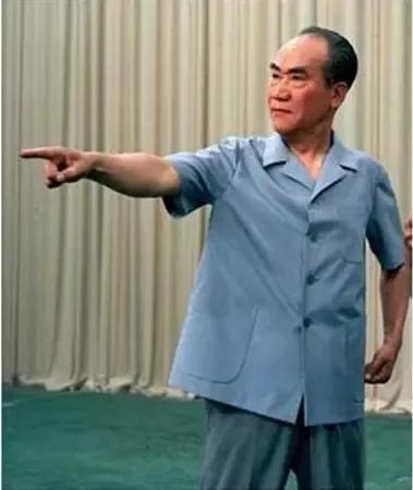 王铎：谁把侯宝林的“门“给甩了？朋友们，这两天，因为杨议甩了侯宝林的“门“，一