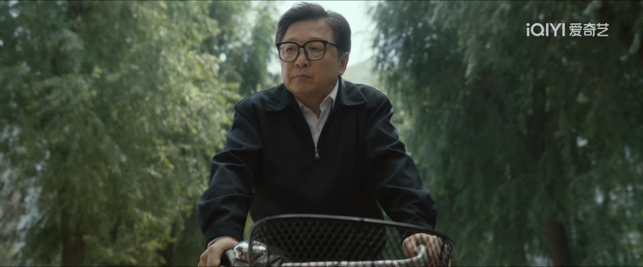 《低智商犯罪》的剧情过于癫狂了！剧中有一幕特别搞笑，那就是王传君饰演的地产大