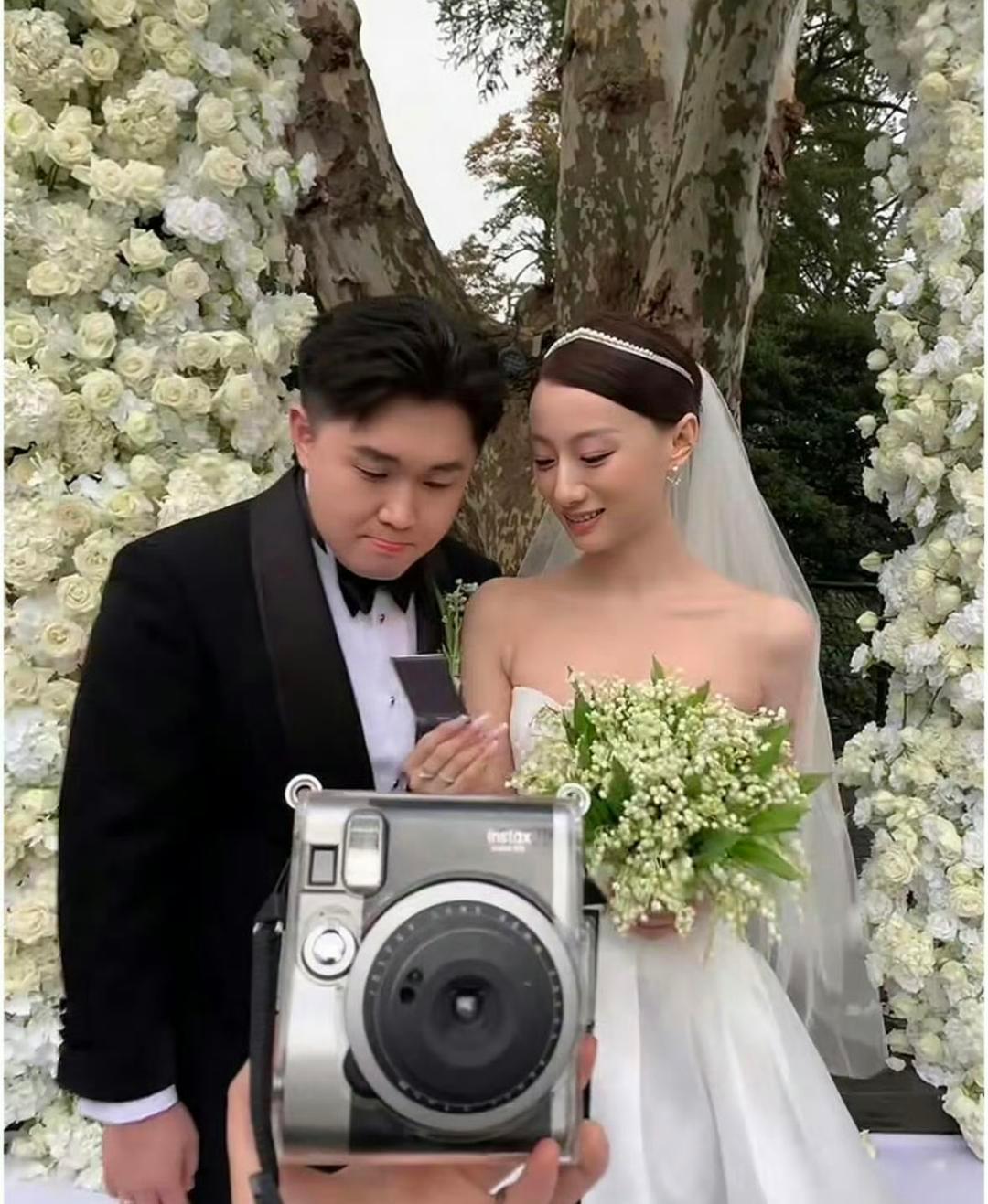 #张百乔小雪疑似离婚#感觉网传他们婚变好几次了！别人婚礼未同框，直播唱伤感歌曲哽咽，引发大批网友猜测
