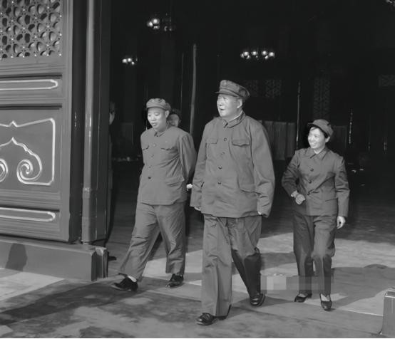 有一天，护士吴旭君很难过地对毛主席说，主席，我大概不能再在你这里工作了。毛主席问