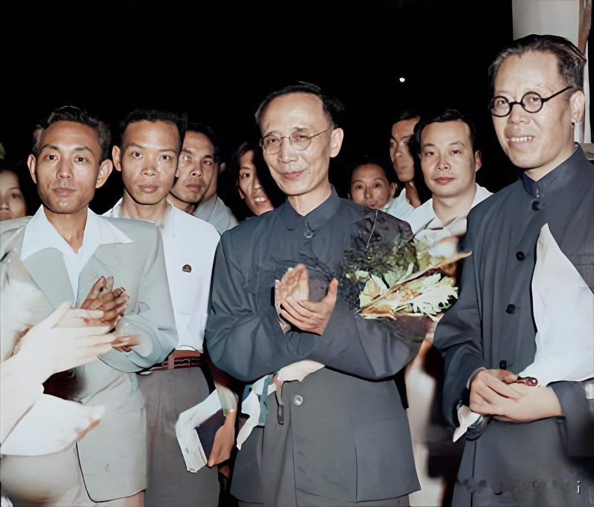 1950年8月11日，代表团从北京前门火车站启程，首都各界数千人举行盛大欢送仪式