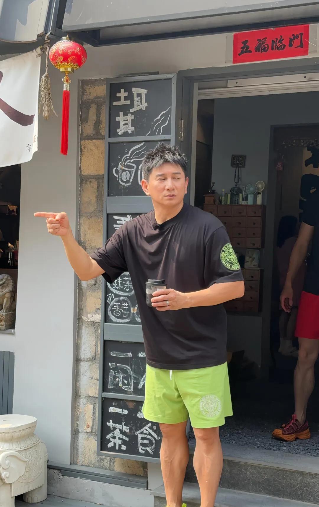 厦门网友偶遇野生吴奇隆！穿着朴素的他蹲在街边小店，和大爷唠嗑递烟超接地气，差点以