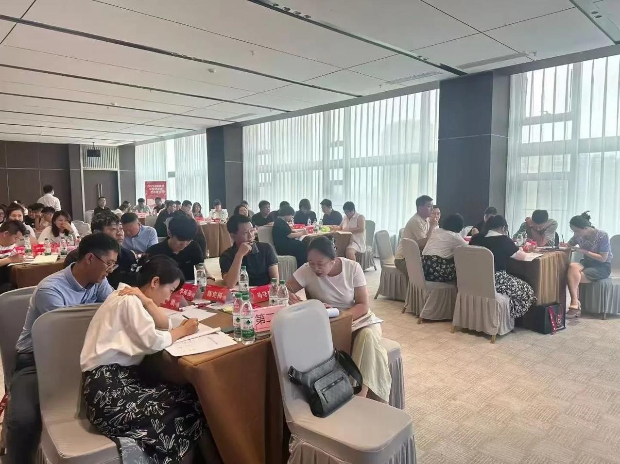 也是出息了[笑着哭]一个月薪6000的hr,居然去面试人家年薪80w+的候选人[捂